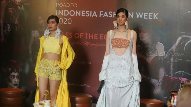 Model memperagakan busana Kalimantan saat Soft Launching IFW 2020 di Jakarta, Rabu (9/10). [Suara.com/Arya Manggala]