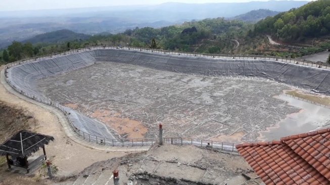 Meski Kering Kerontang, Embung Nglanggeran Bisa Dinikmati Saat Senja