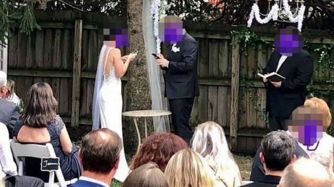 Pasangan pengantin update status di media sosial. (Facebook/That’s It, I’m Wedding Shaming)