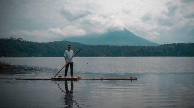 Berlatarkan Gunung Lemongan, Menyisir Pesona Danau Ranu Klakah di Lumajang