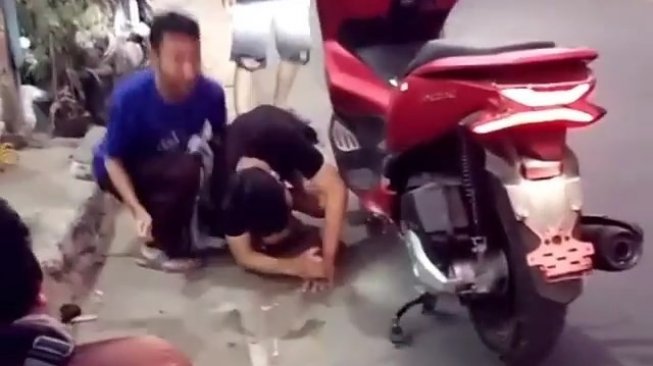 Ngeri, Ada Ular Bersarang Dalam Bodi Honda PCX di Tangerang