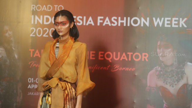 Model memperagakan busana Kalimantan saat Soft Launching IFW 2020 di Jakarta, Rabu (9/10). [Suara.com/Arya Manggala]