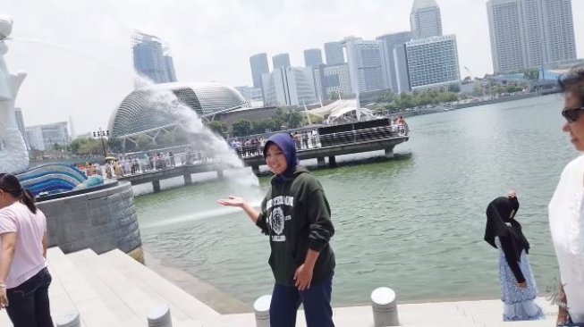 Gaya Asisten Syahrini Diajak Liburan ke Singapura (youtube.com/The Princess Syahrini)