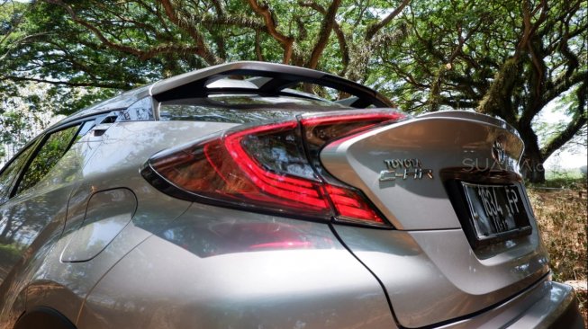 Test drive mobil elektrifikasi Toyota C-HR di Banyuwangi, Jawa Timur, Rabu (9/10/2019). [Suara.com/Manuel Jeghesta Nainggolan]