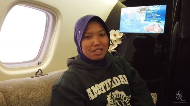 Gaya Asisten Syahrini Diajak Liburan ke Singapura (youtube.com/The Princess Syahrini)