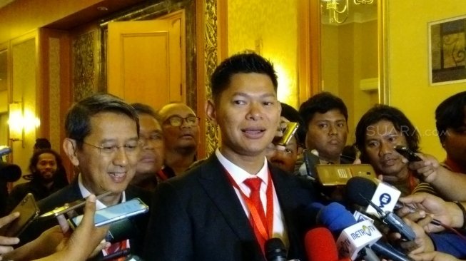 Raja Sapta Oktohari (tengah) didampingi Warih Sandono (kiri) terpilih sebagai Ketua dan Wakil Ketua Umum KOI periode 2019-2023 dalam Kongres Istimewa KOI di Hotel Ritz-Carlton, Kuningan, Jakarta, Rabu (9/10/2019). [Suara.com/Arief Apriadi]