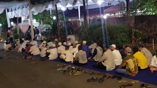 Acara takziah di rumah Presiden ke-3 RI, Almarhum Bacharuddin Jusuf Habibie di Patra Kuningan, Jakarta Selatan, Rabu (9/10/2019) malam. (Suara.com/Tyo)