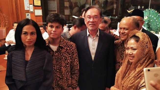 Eks PM Malaysia Anwar Ibrahim Kenang Romantisme dan Kecerdasan BJ Habibie