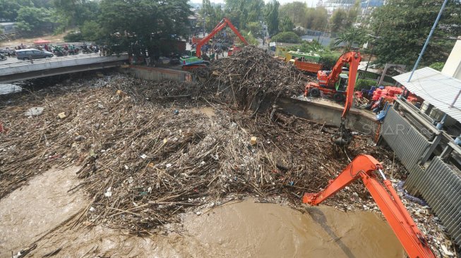 Sampah Numpuk di Pintu Air Manggarai, Ada Kasur, TV, sampai Tabung Gas