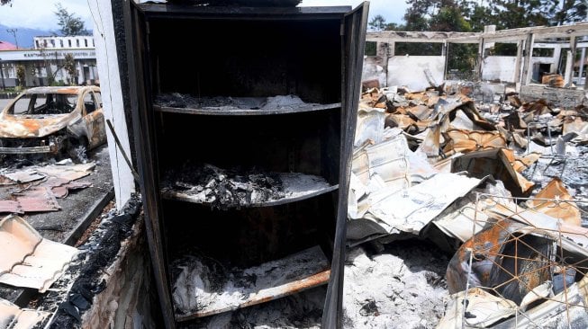 Suasana ruang kantor yang hangus terbakar di Kantor Bupati Jayawijaya, Wamena, Papua, Rabu (9/10). [ANTARA FOTO/M Risyal Hidayat]