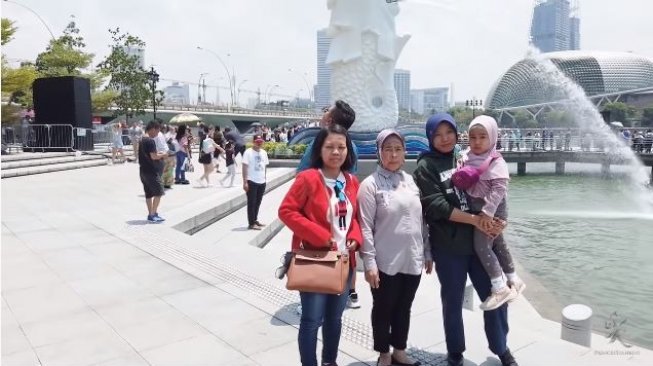 Gaya Asisten Syahrini Diajak Liburan ke Singapura (youtube.com/The Princess Syahrini)