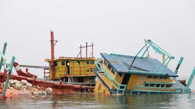Menteri Susi Pimpin Penenggelaman 19 Kapal Ikan Asing Ilegal di Natuna