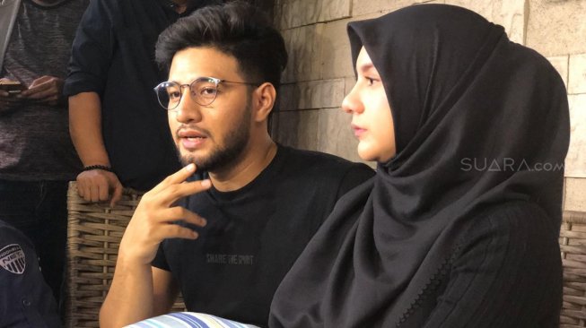 Ammar Zoni dan Irish Bella bicara soal dua bayinya yang meninggal dalam kandungan di kediamannya di kawasan Cinere, Kamis (10/10/2019). [Revi C Rantung/Suara.com]