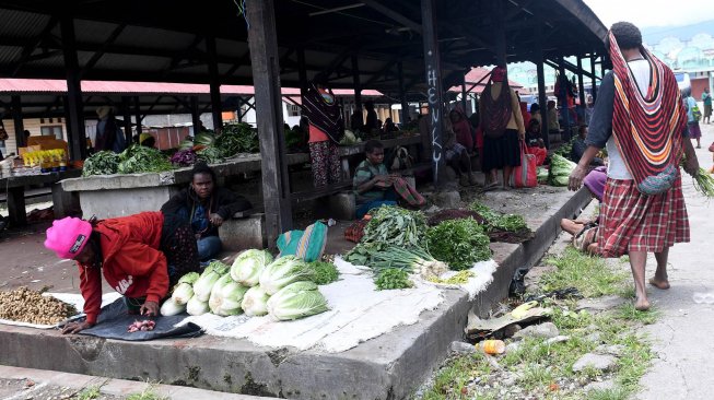 Sejumlah pedagang berjualan di Pasar Tradisional Tolikelek, Kota Wamena, Kabupaten Jayawijaya, Papua, Kamis (10/10). [ANTARA FOTO/M Risyal Hidayat]