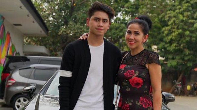 Venna Melinda bersama anak keduanya, Athalla Naufal. [Instagram]