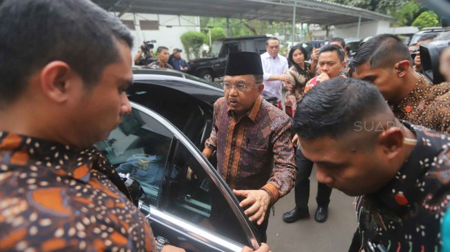 Wakil Presiden Jusuf Kalla bersiap menjenguk Menkopolhukam Wiranto di RSPAD Gatot Soebroto, Jakarta, Kamis (10/10). [Suara.com/Arya Manggala]