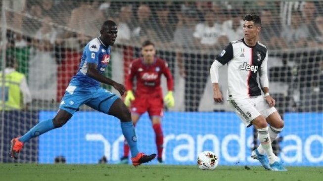 Bek Napoli Kalidou Koulibaly mencoba menempel bintang Juventus Cristiano Ronaldo (kanan) saat laga Liga Italia di Turin. Isabella Bonotto / AFP