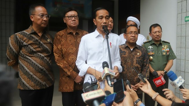 Presiden Joko Widodo memberikan keterangan pers usai menjenguk Menkopolhukam Wiranto di RSPAD Gatot Soebroto, Jakarta, Kamis (10/10).  [Suara.com/Arya Manggala]
