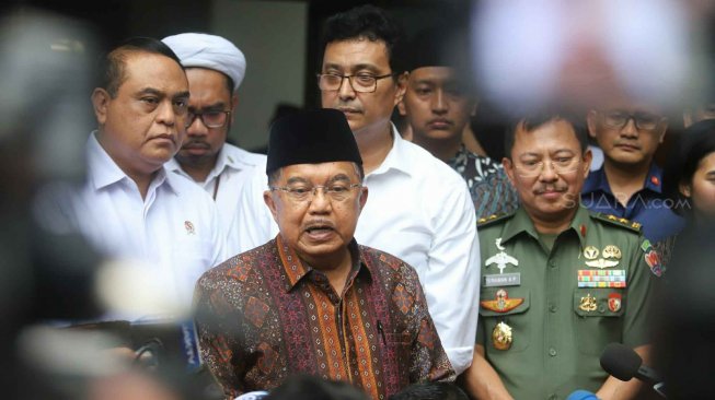 Wakil Presiden Jusuf Kalla memberikan keterangan pers usai menjenguk Menkopolhukam Wiranto di RSPAD Gatot Soebroto, Jakarta, Kamis (10/10). [Suara.com/Arya Manggala]