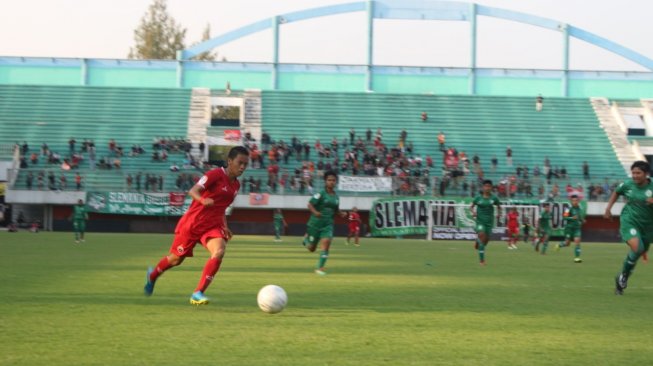 Penyerang Persija Putri, Mayang ZP menggiring bola dalam lanjutan Liga 1 Putri 2019 menghadapi PSS Sleman di Stadion Maguwoharjo, Kamis (10/10/2019). [Suara.com /Muhammad Ilham Baktora]