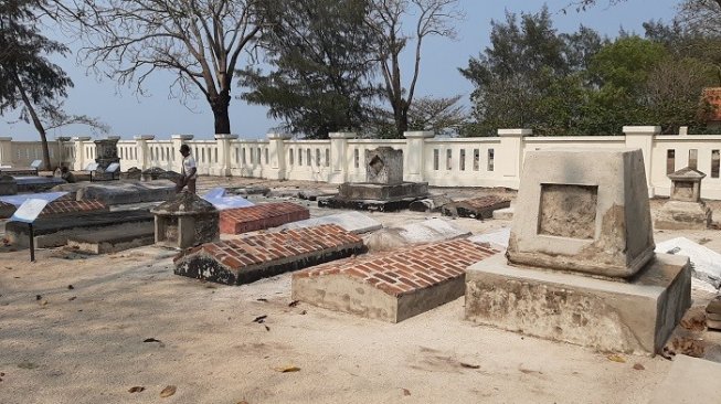 Kompleks pemakaman Belanda di Pulau Onrust, menyimpan sejuta kisah mistis tentang Maria van de Velve. (Suara.com/Dini Afrianti)