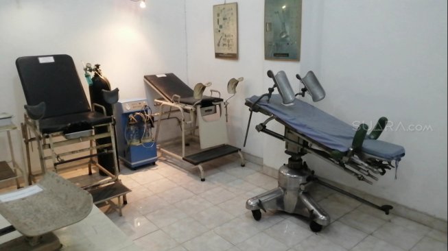 Barang bersejarah di Museum Santat atau Museum Kesehatan Dr Adhyatma di Surabaya [Suara.com/Arry]