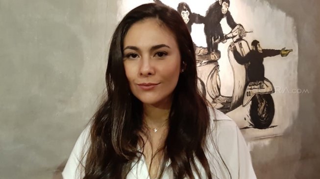Dalami Peran Bos Mafia di Series Serigala Terakhir 2, Wulan Gurtino Belajar Menembak