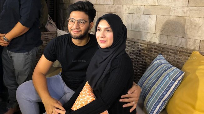 Ammar Zoni dan Irish Bella bercerita tentang dua bayinya yang meninggal dalam kandungan di rumahnya di kawasan Cinere, Kamis (10/10/2019). [Revi C Rantung/Pahami.id]