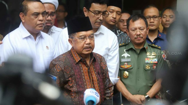 Wakil Presiden Jusuf Kalla memberikan keterangan pers usai menjenguk Menkopolhukam Wiranto di RSPAD Gatot Soebroto, Jakarta, Kamis (10/10). [Suara.com/Arya Manggala]
