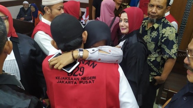 Lima terdakwa kasus ambulans Gerindra pembawa batu usai jalani sidang vonis di PN Jakpus. (Suara.com/Stephanus Aranditio).