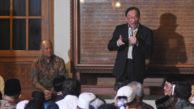 Mantan Wakil Perdana Menteri Malaysia Datuk Seri Anwar Ibrahim (kanan) menceritakan pengalamannya dengan mendiang Presiden ke-3 RI BJ Habibie disaksikan putra pertama almarhum Ilham Akbar Habibie (kiri) saat bertakziah di Patra Kuningan, Jakarta, Rabu (9/10).  [ANTARA FOTO/Indrianto Eko Suwarso]