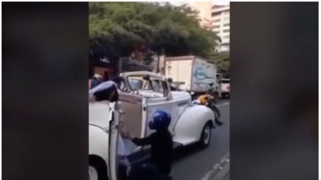 Pria hadang mobil pengantin mantan pacar. (Youtube/Micinow TV)