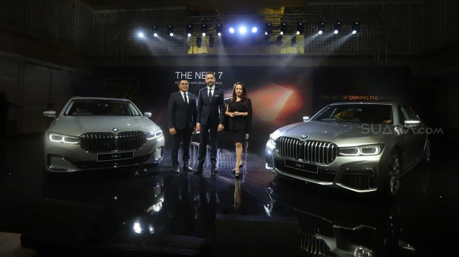 President Director BMW Group Indonesia Ramesh Divyanathan (tengah), Director of Communications BMW Group Indonesia Jodie O'tania (kanan), dan Vice President of Sales BMW Indonesia Bayu Riyanto (kiri) berfoto dengan mobil The New BMW 730Li Opulence dan The New BMW 730Li M Sport saat peluncuran di Jakarta, Kamis (10/10).  [Suara.com/Arya Manggala]
