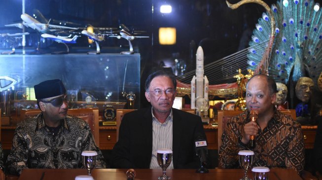 Mantan Wakil Perdana Menteri Malaysia Datuk Seri Anwar Ibrahim (tengah) didampingi kedua putra mendiang Presiden ke-3 RI BJ Habibie, Ilham Akbar Habibie (kanan) dan Thareq Kemal Habibie (kiri) memberikan keterangan pers usai bertakziah untuk almarhum di Patra Kuningan, Jakarta, Rabu (9/10). [ANTARA FOTO/Indrianto Eko Suwarso]