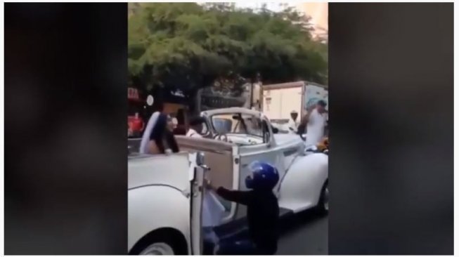 Bikin Baper, Pria Ini Hadang Mobil Mantan Pacar yang Akan Menikah