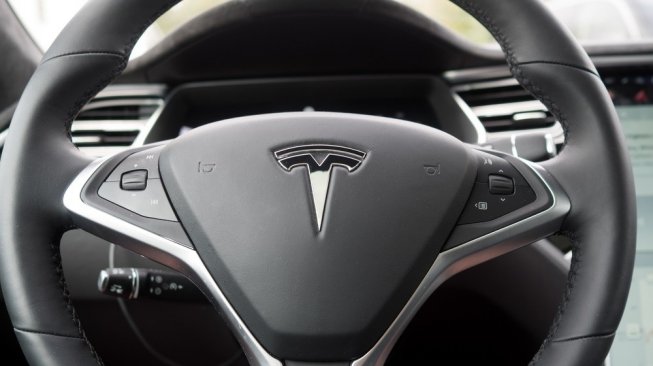 Ilustrasi logo Tesla pada lingkar kemudi [Shutterstock]