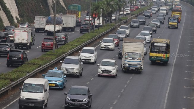 Sejumlah kendaraan melintas di jalan Tol JORR di kawasan Jalan TB Simatupang, Jakarta Selatan, Kamis (10/10). [Suara.com/Angga Budhiyanto]