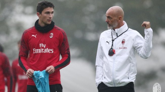 Lakoni Debut Latih AC Milan, Pioli Disambut Timpukan Bola