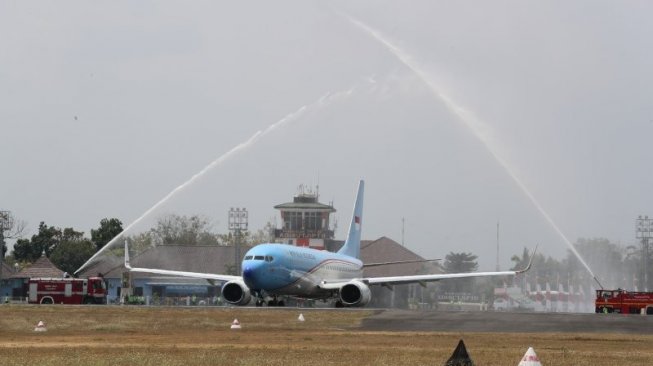Pesawat Kepresidenan RI BBJ, yang ditumpangi Wakil Presiden Jusuf Kalla, mendapat penghormatan water salute di Landasan Udara Adi Sutjipto Yogyakarta, Kamis (10/10/2019). (Biro Pers Setwapres)