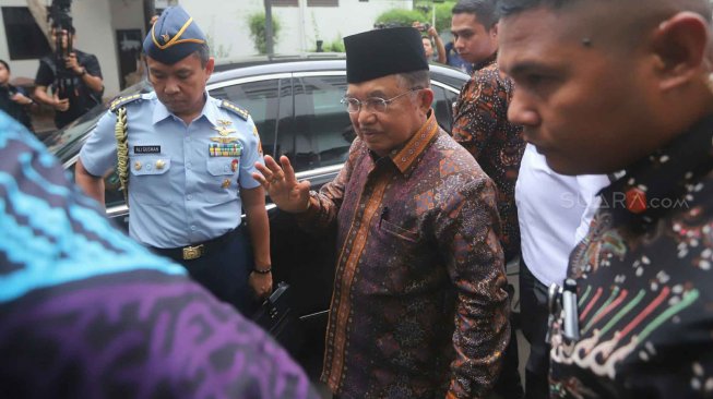 Wakil Presiden Jusuf Kalla bersiap menjenguk Menkopolhukam Wiranto di RSPAD Gatot Soebroto, Jakarta, Kamis (10/10). [Suara.com/Arya Manggala]