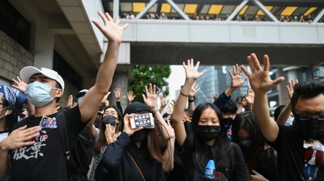 Sejumlah demonstran di Hong Kong melakukan aksi protes sembari mengenakan masker penutup wajah. (AFP)