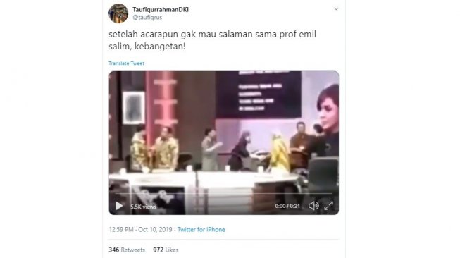 Arteria Dahlan tidak bersalaman dengan Emil Salim setelah acara Mata Najwa selesai. (twitter @taufiqrus)