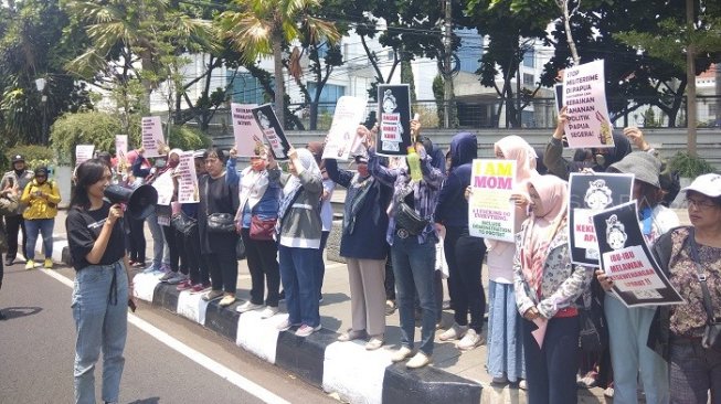 Ibu-ibu Aksi Kecam Kekerasan Aparat terhadap Mahasiswa dan Pelajar
