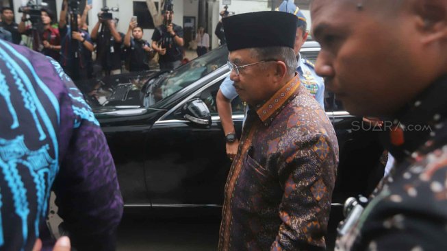Wakil Presiden Jusuf Kalla bersiap menjenguk Menkopolhukam Wiranto di RSPAD Gatot Soebroto, Jakarta, Kamis (10/10). [Suara.com/Arya Manggala]