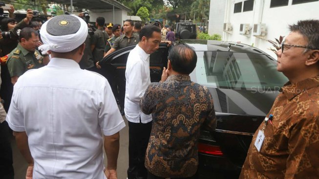 Presiden Joko Widodo usai menjenguk Menkopolhukam Wiranto di RSPAD Gatot Soebroto, Jakarta, Kamis (10/10).  [Suara.com/Arya Manggala]
