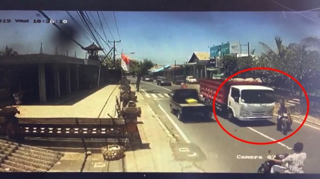 Awas Ikut Emosi, Aksi Pemotor Mendadak Nyeberang Ini Bikin Kesal Warganet
