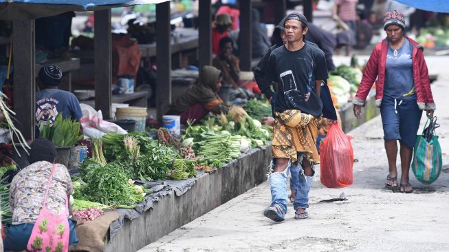 Sejumlah pedagang berjualan di Pasar Tradisional Tolikelek, Kota Wamena, Kabupaten Jayawijaya, Papua, Kamis (10/10). [ANTARA FOTO/M Risyal Hidayat]