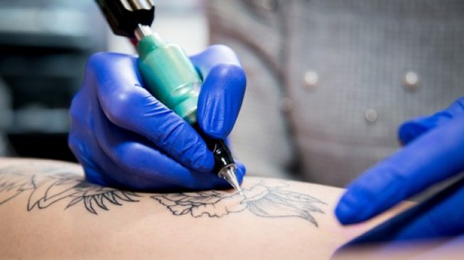 Ilustrasi membuat tato. (Shutterstock)