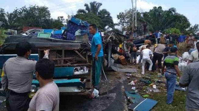 Kecelakaan bus PMTOH di daerah Kuansing, Riau, Rabu (9/10/2019). (Foto: Istimewa / via Riauonline.co.id)