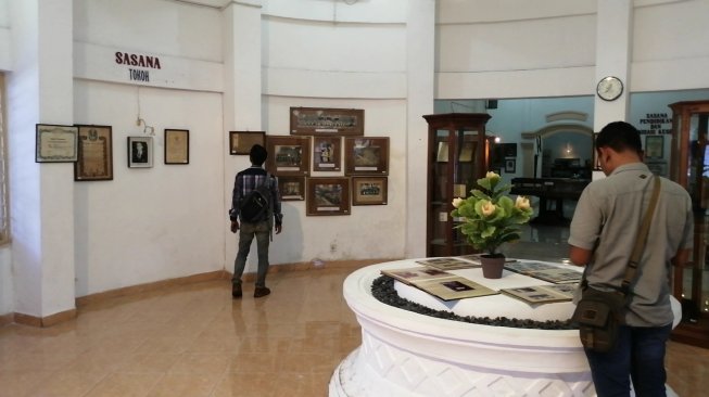 Barang bersejarah di Museum Santat atau Museum Kesehatan Dr Adhyatma di Surabaya [Suara.com/Arry]